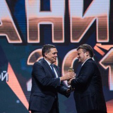 Владимир Иваненко получает заслуженную награду за фестиваль "Легенды Ретро FM" из рук Александра Любимова