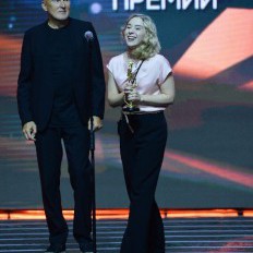 Ведущая Дарья Матвеева приняла награду от Игорья Матвиенко
